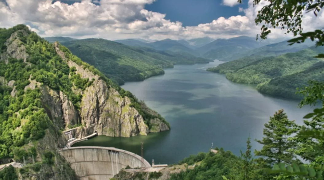 Barajul Vidraru pune România pe harta celor mai frumoase peisaje din lume.Construcția este una dintre cele mai remarcabile din lume.