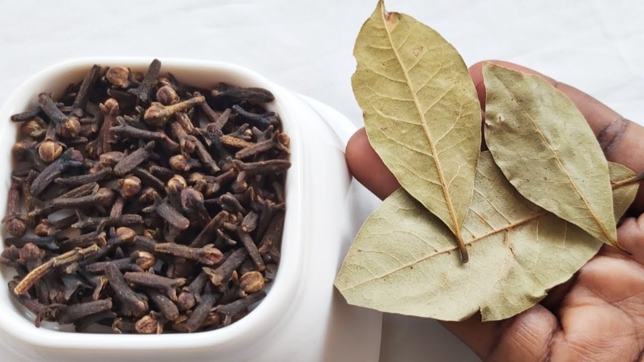 Fierbe 2 frunze de dafin cu cuișoare și vei scăpa de durerile de spate